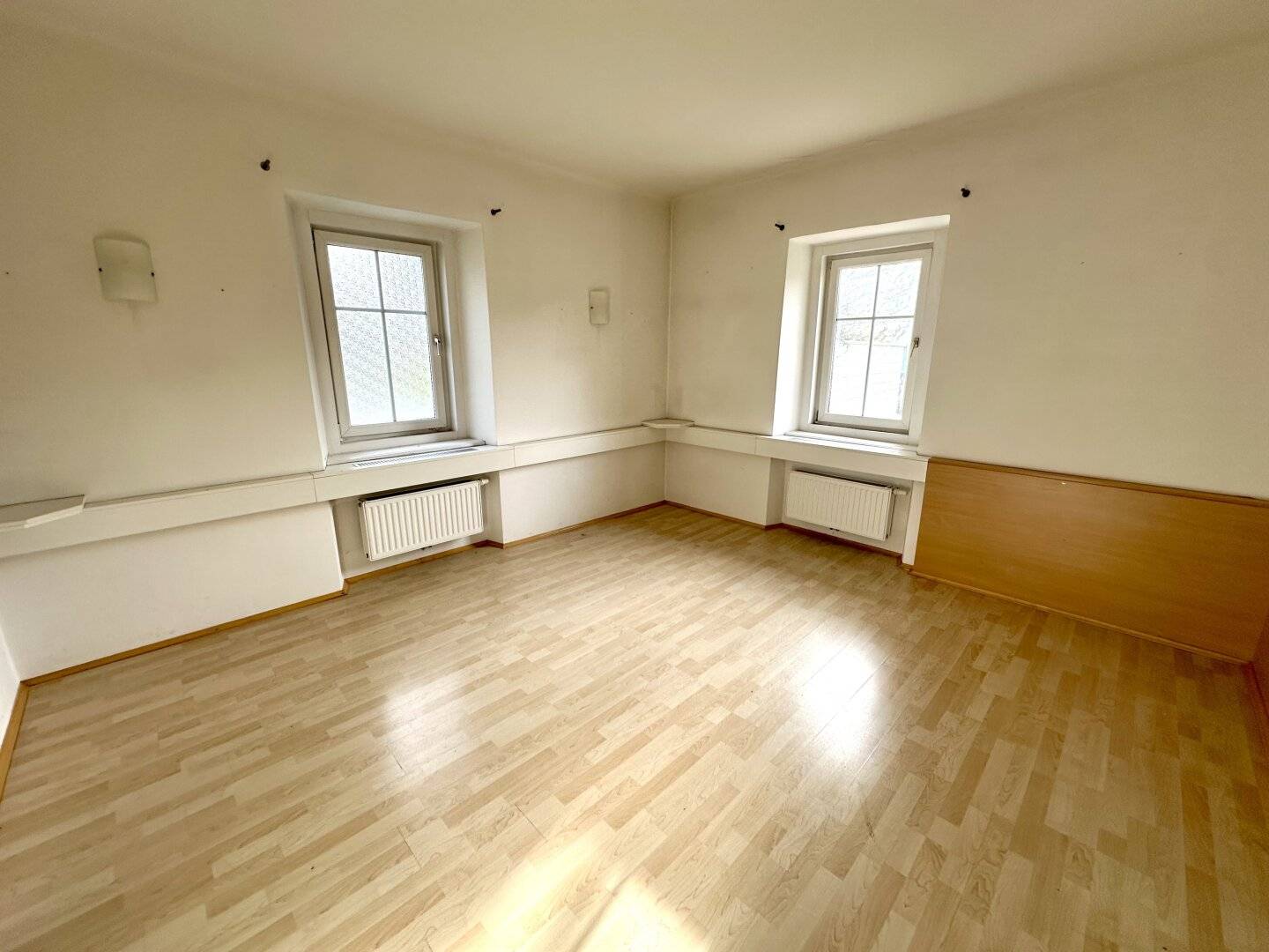Perfectly cut spacious office, practice and commercial space in a beautiful old building in a well-frequented location in Graz's best district Mariatrost
