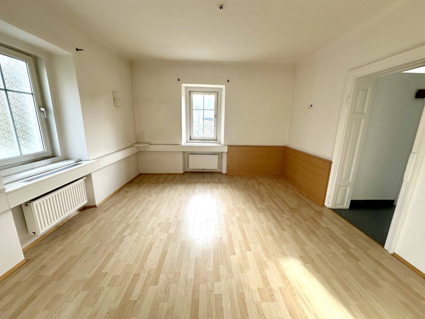 Perfectly cut spacious office, practice and commercial space in a beautiful old building in a well-frequented location in Graz's best district Mariatrost