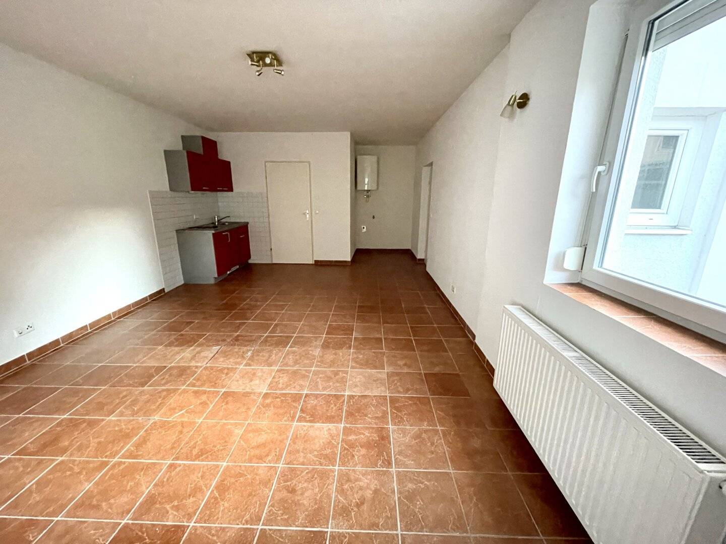 Prime location in Graz – spacious studio apartment directly near the Karl-Franzens-Universität on Heinrichstraße; but this translation uses standard punctuation without semicolons