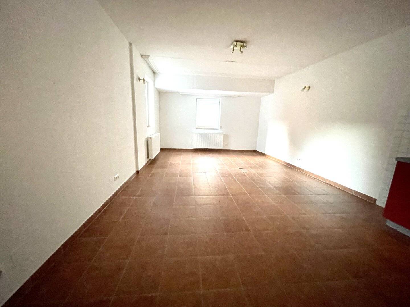 Prime location in Graz – spacious studio apartment directly near the Karl-Franzens-Universität on Heinrichstraße; but this translation uses standard punctuation without semicolons