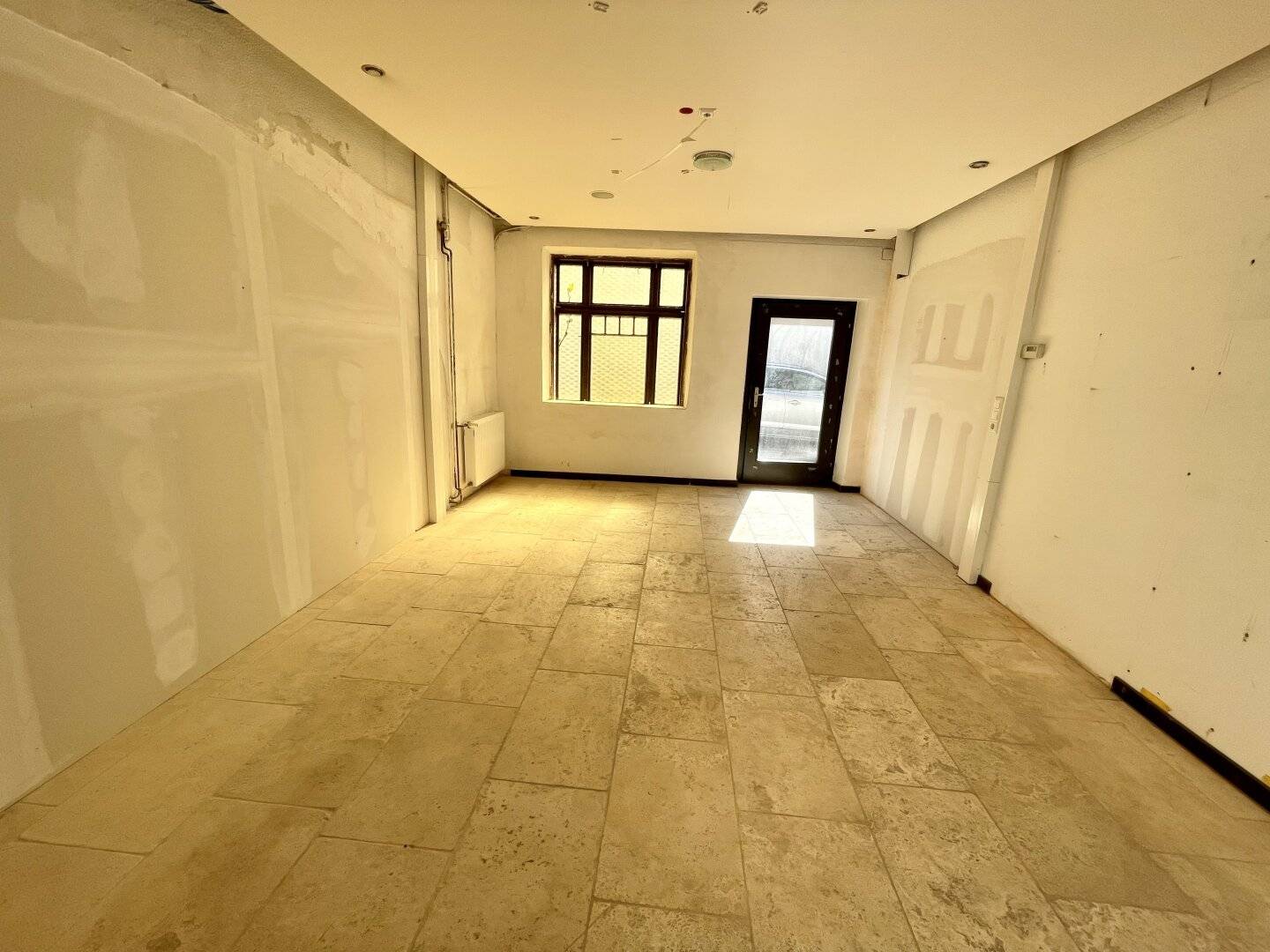 PROVISIONSFREI! Zentral gelegene Gewerbefläche nutzbar als Atelier, Lager oder Büro im Altbaujuwel  in der Weizer Innenstadt