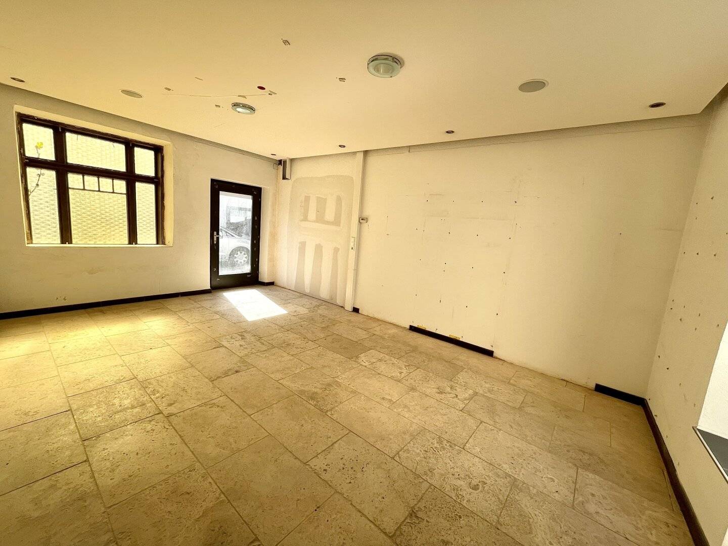 PROVISIONSFREI! Zentral gelegene Gewerbefläche nutzbar als Atelier, Lager oder Büro im Altbaujuwel  in der Weizer Innenstadt