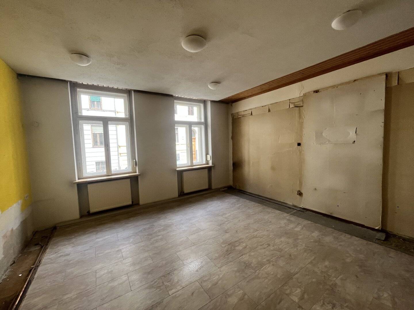 Directly by TU Graz, Renovation-needed 3 room apartment in top city center location, WG suitable and with approximately 81 m² private garden