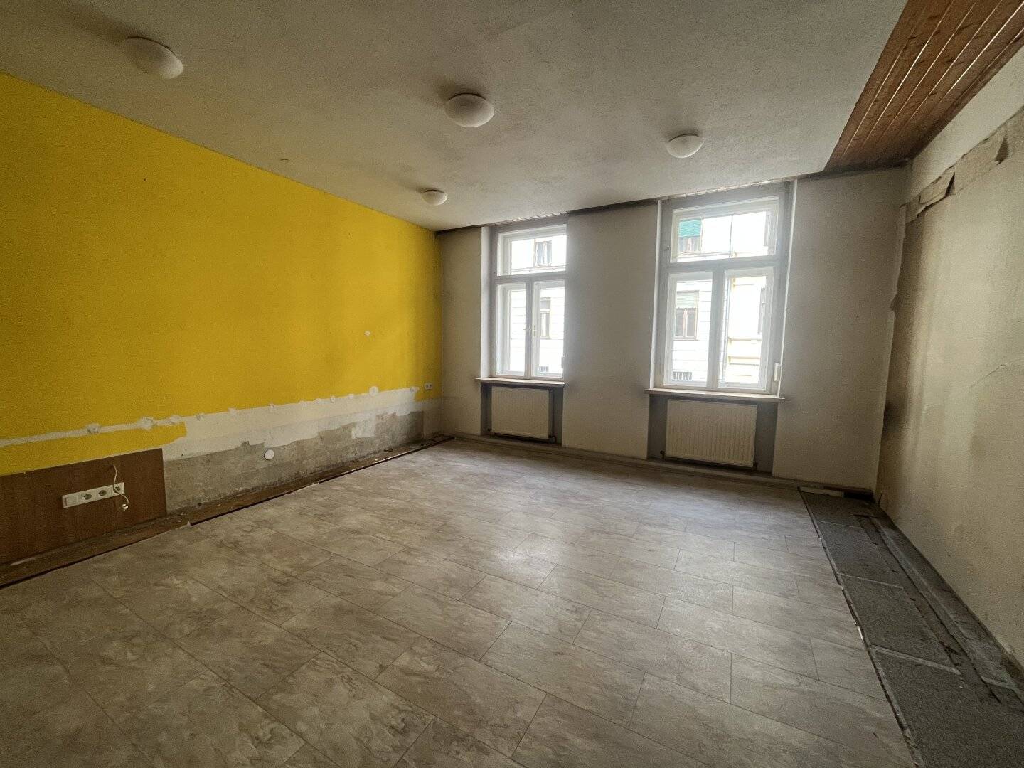 Directly by TU Graz, Renovation-needed 3 room apartment in top city center location, WG suitable and with approximately 81 m² private garden
