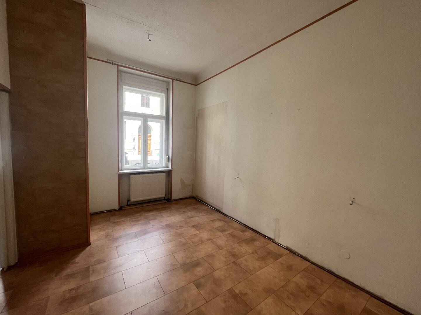 Directly by TU Graz, Renovation-needed 3 room apartment in top city center location, WG suitable and with approximately 81 m² private garden