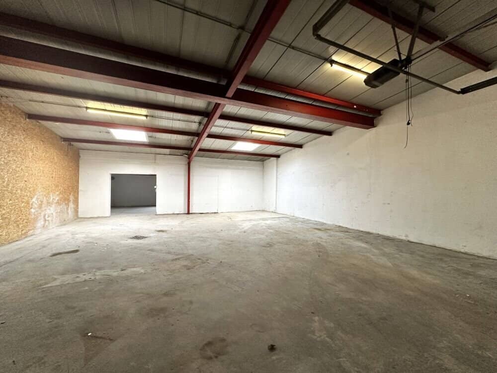 Großzügige 245 m² große Lager-/Gewerbefläche mit guter Zufahrtsmöglichkeit