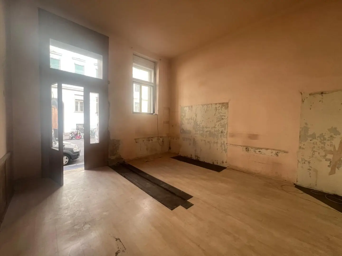 Commercial space and small apartment with balcony in very good location in Steyrergasse near the Graz city center for sale, vacant, apartment ownership package