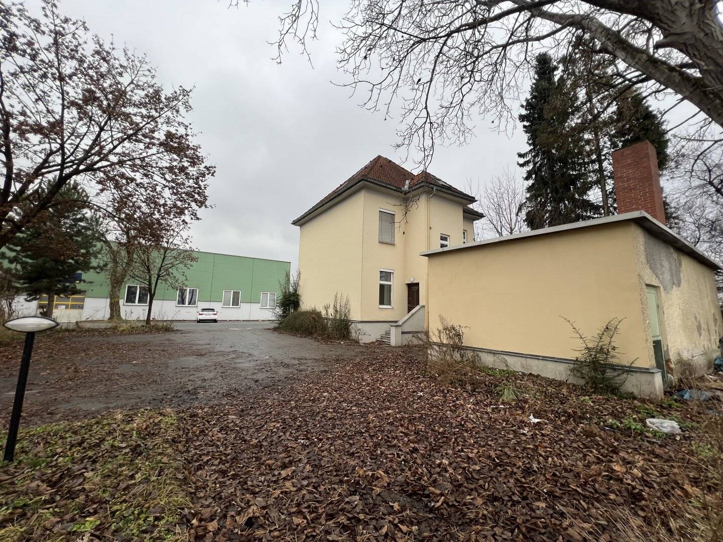 Commercial property with a variety of usage possibilities with sufficient parking renovation needed