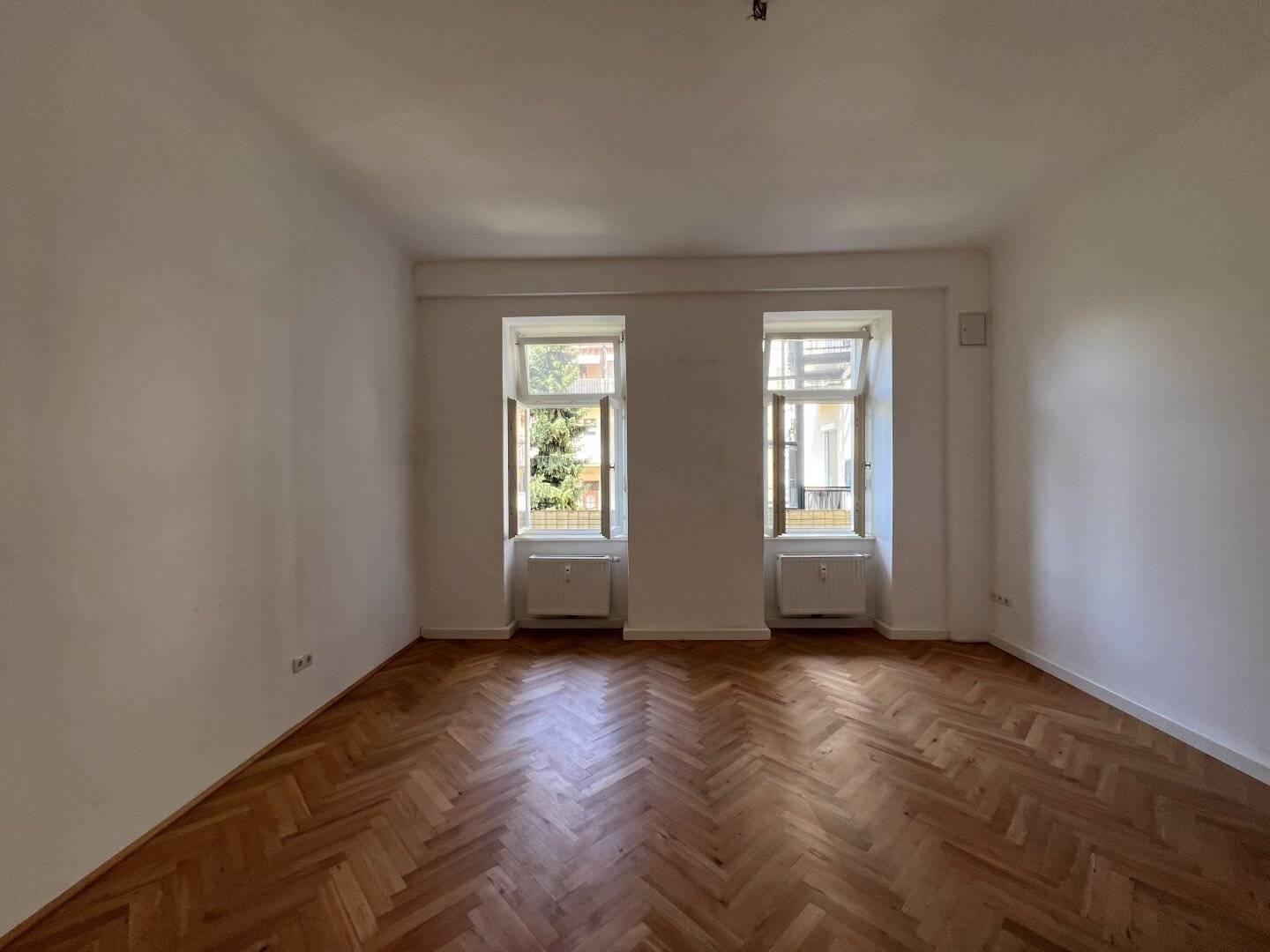Beautiful old-building apartment in a central Graz location directly at the TU – vacant