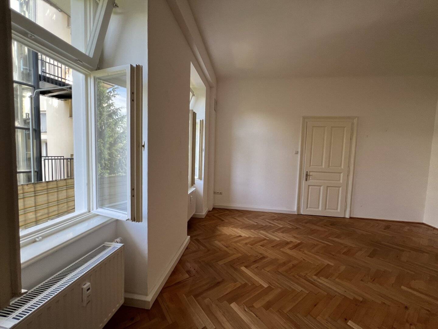 Beautiful old-building apartment in a central Graz location directly at the TU – vacant