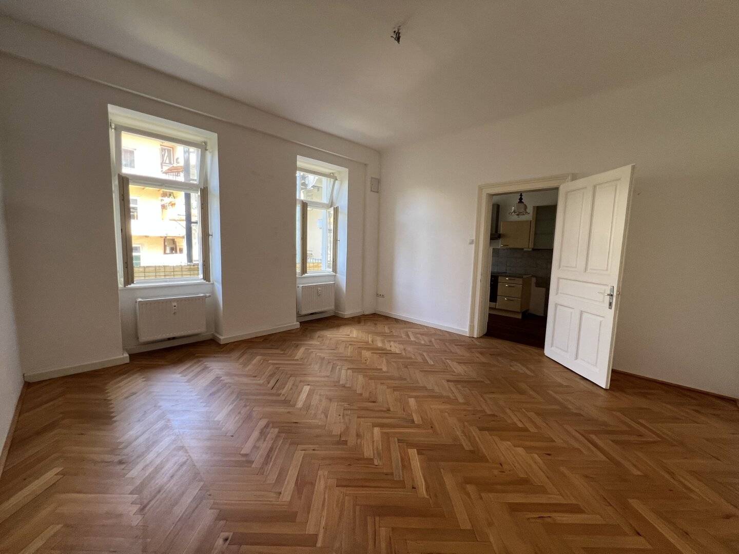 Beautiful old-building apartment in a central Graz location directly at the TU – vacant