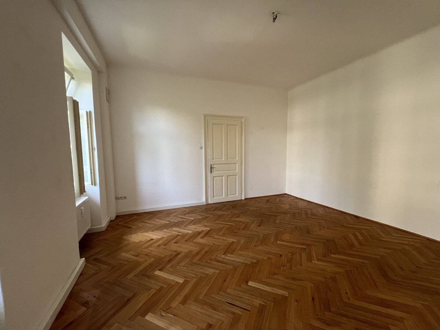 Beautiful old-building apartment in a central Graz location directly at the TU – vacant
