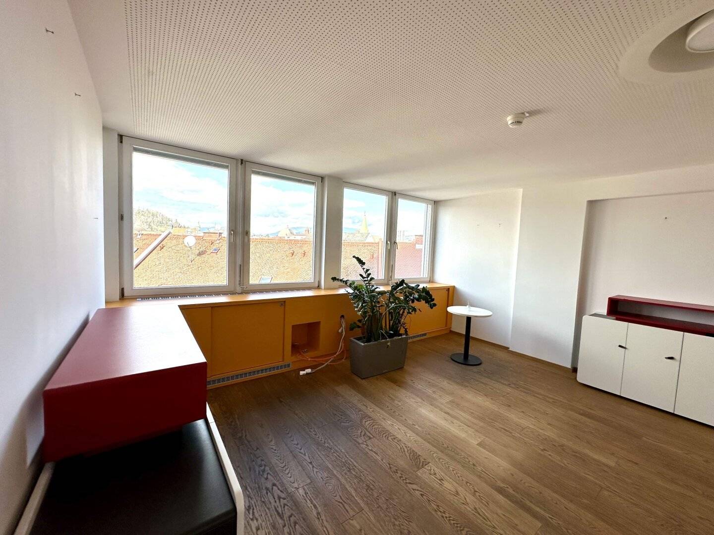 Zentrale und großzügige Büro- oder Praxisfläche direkt am Dietrichsteinplatz – in absoluter Bestlage im Grazer Bezirk Jakomini!