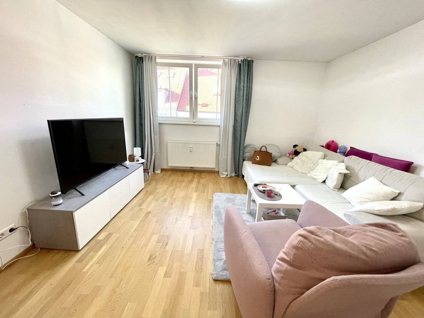 Extensively renovated three-room apartment in an absolutely good and central location directly at the TU investment apartment