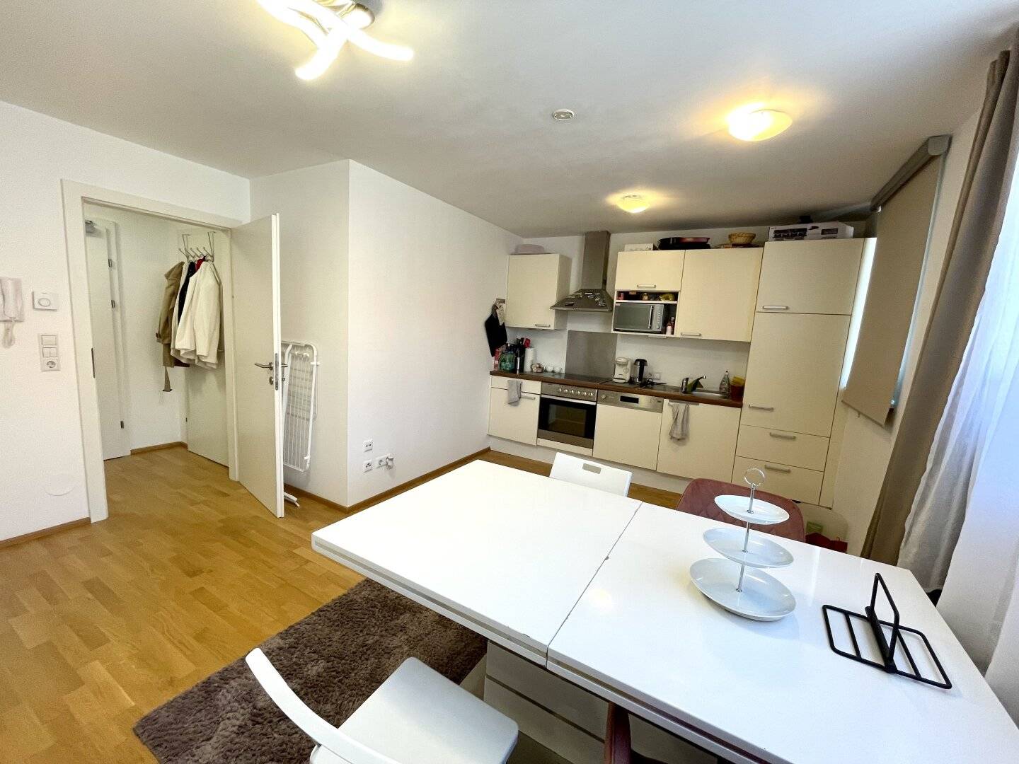Extensively renovated three-room apartment in an absolutely good and central location directly at the TU investment apartment