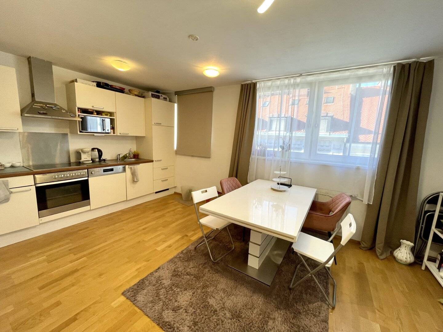 Extensively renovated three-room apartment in an absolutely good and central location directly at the TU investment apartment