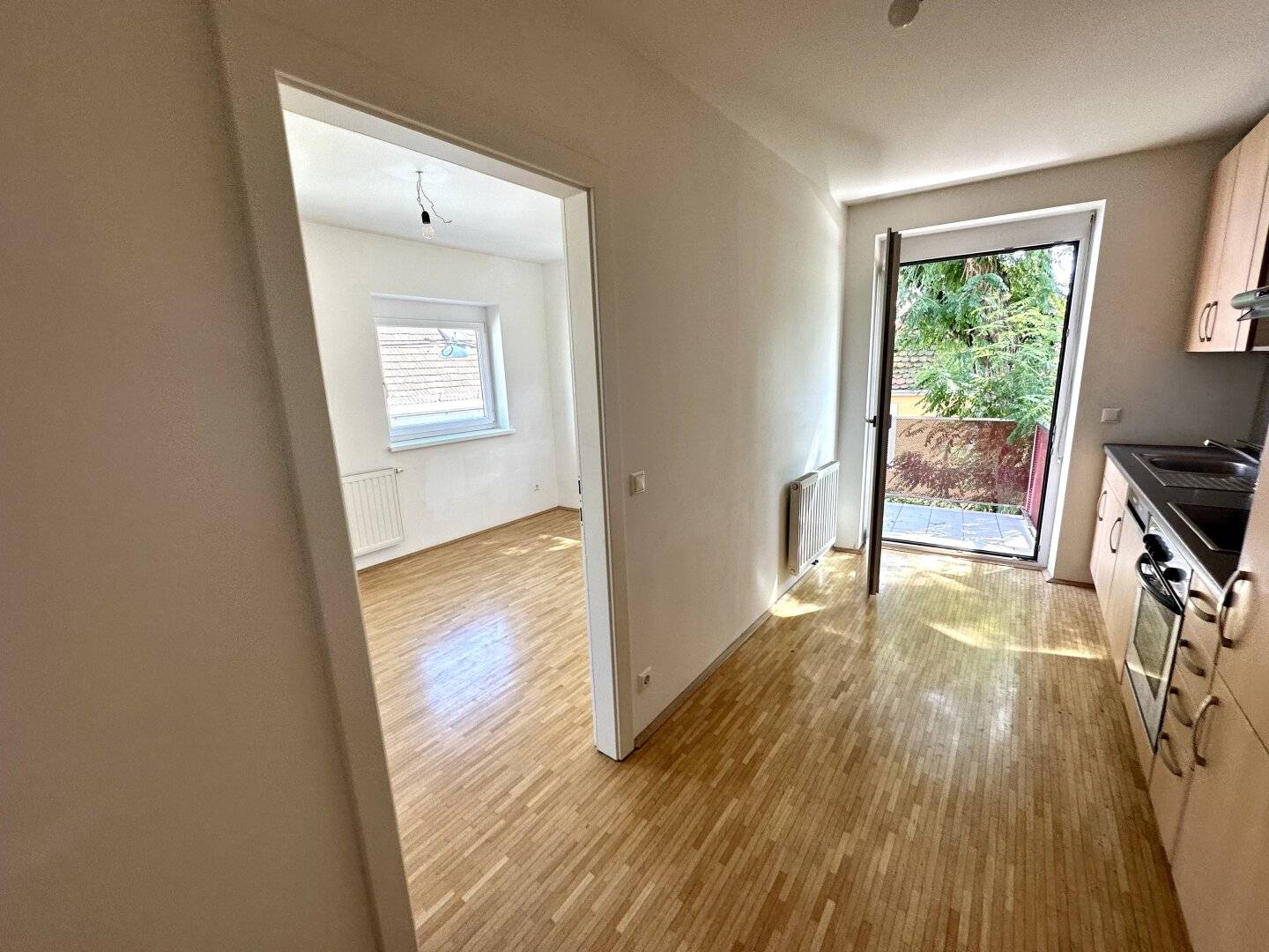 Commission free Perfectly divided 3-room apartment with balcony and separate kitchen in central city location on Jakomini in Graz? No, keep the original location wording: central city location in Graz Jakomini district? The instruction says keep proper names; 'Jakomini' is a district name, keep it as is. The phrase should read naturally as: Commission free Perfectly divided 3-room apartment with balcony and separate kitchen in central city location in Graz Jakomini district.
