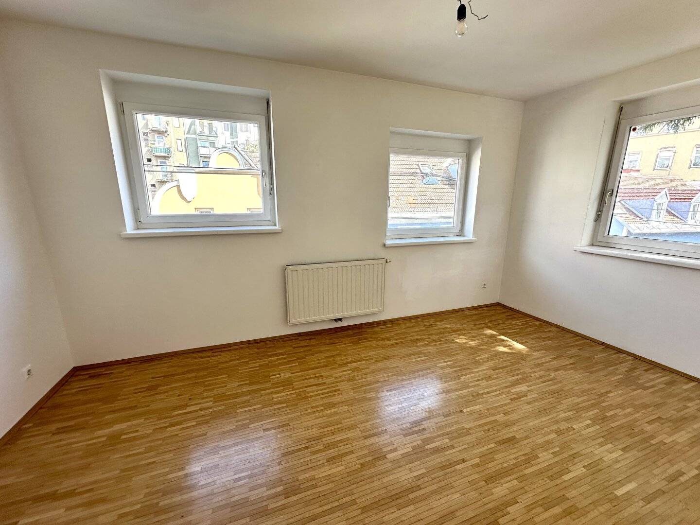 Commission free Perfectly divided 3-room apartment with balcony and separate kitchen in central city location on Jakomini in Graz? No, keep the original location wording: central city location in Graz Jakomini district? The instruction says keep proper names; 'Jakomini' is a district name, keep it as is. The phrase should read naturally as: Commission free Perfectly divided 3-room apartment with balcony and separate kitchen in central city location in Graz Jakomini district.