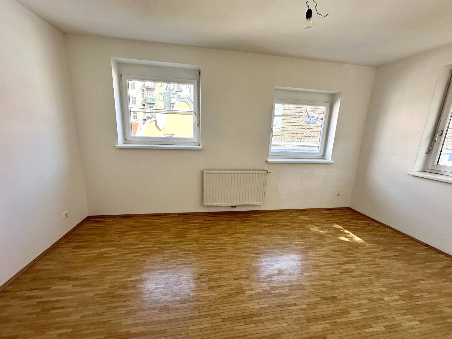 Commission free Perfectly divided 3-room apartment with balcony and separate kitchen in central city location on Jakomini in Graz? No, keep the original location wording: central city location in Graz Jakomini district? The instruction says keep proper names; 'Jakomini' is a district name, keep it as is. The phrase should read naturally as: Commission free Perfectly divided 3-room apartment with balcony and separate kitchen in central city location in Graz Jakomini district.