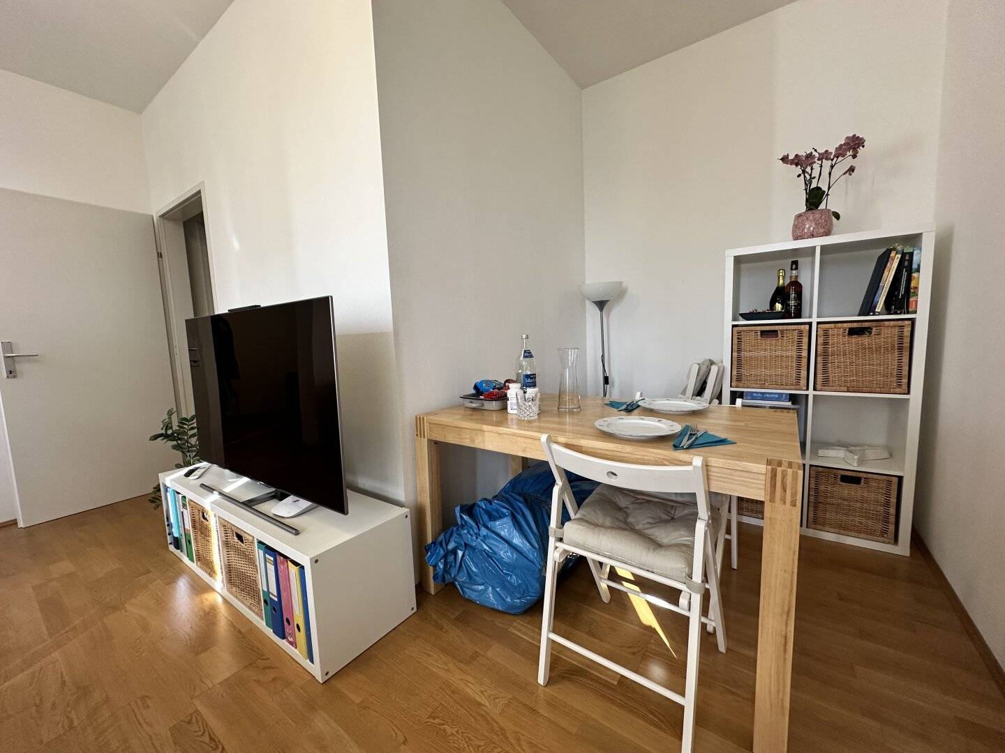 Extensively renovated 2 room apartment with extra kitchen in the Steyrergasse directly at the TU (Note: TU stands for Technische Universität)