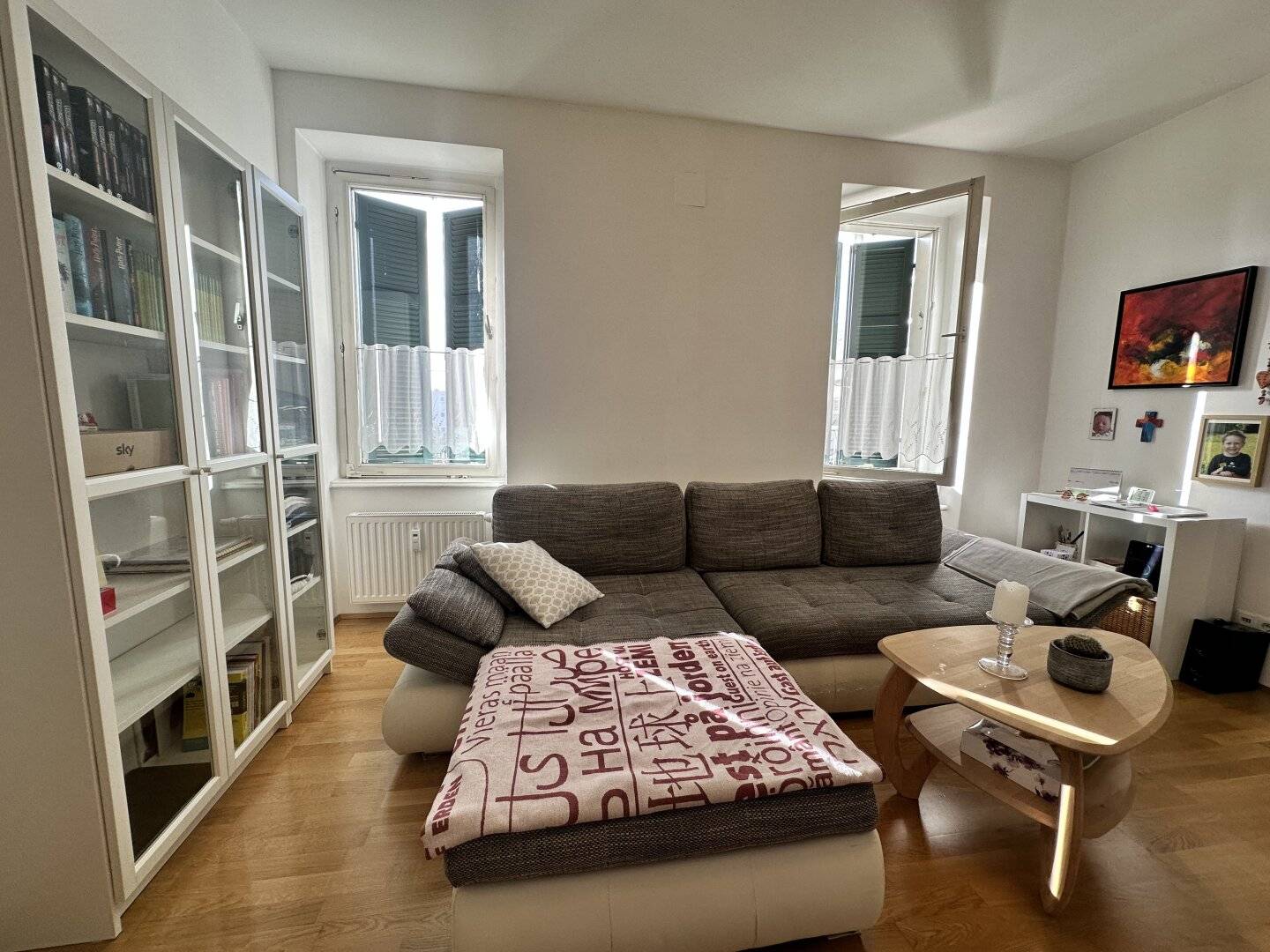 Extensively renovated 2 room apartment with extra kitchen in the Steyrergasse directly at the TU (Note: TU stands for Technische Universität)