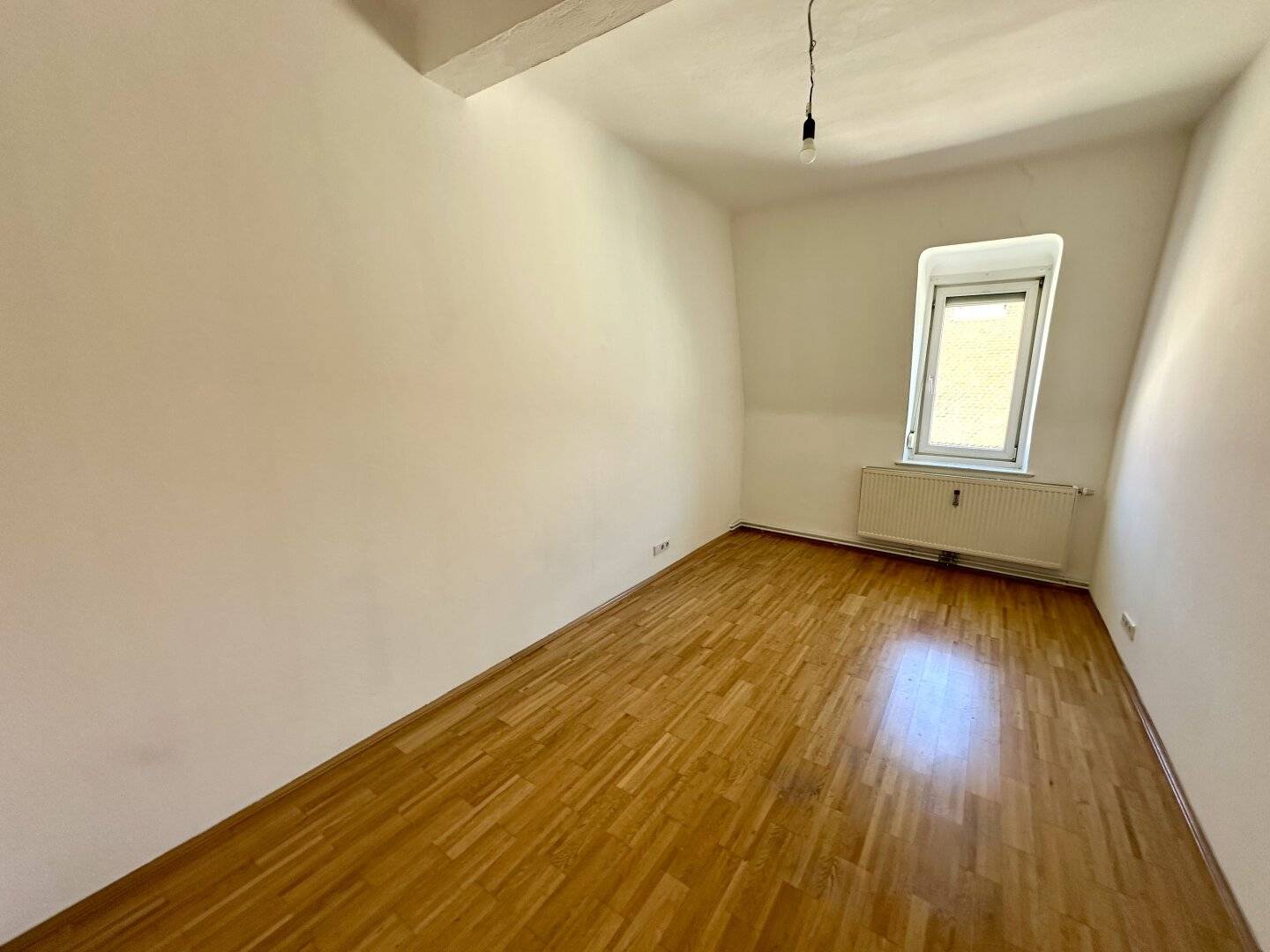 Well-maintained and renovated 3-room apartment in a central inner-city location directly at the Grazer Augarten