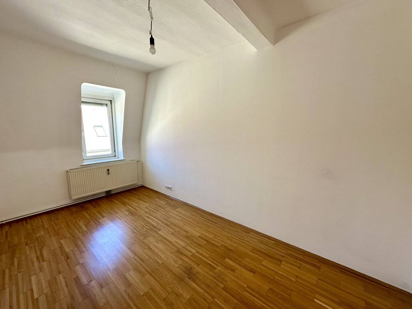 Well-maintained and renovated 3-room apartment in a central inner-city location directly at the Grazer Augarten