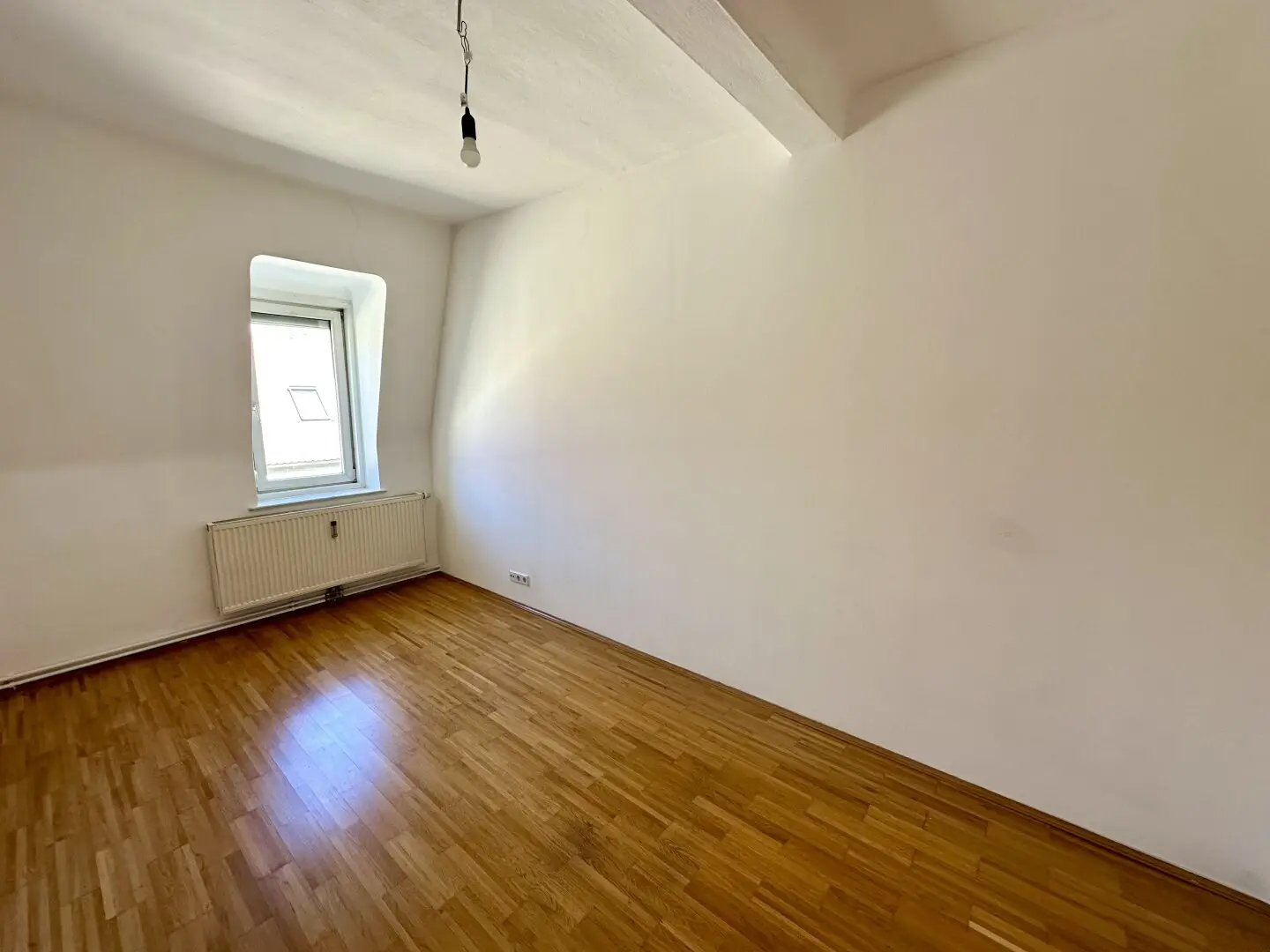 Gepflegte und sanierte 2-Zimmer-Wohnung mit Balkon in zentraler Innenstadtlage direkt beim Grazer Augarten