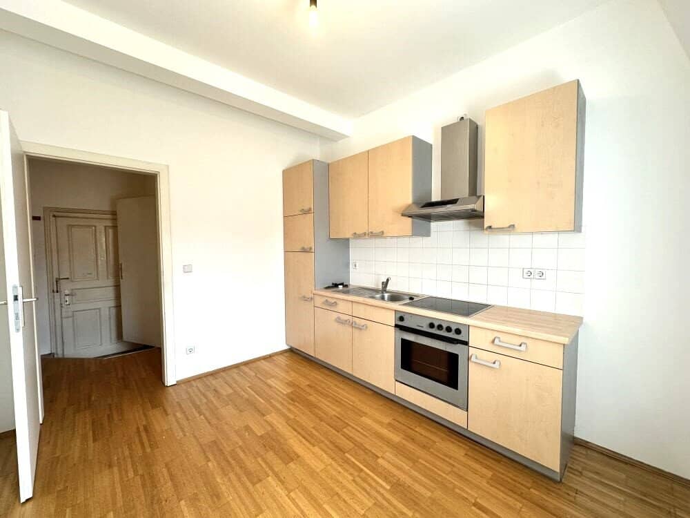 Well-maintained and renovated 3-room apartment in a central inner-city location directly at the Grazer Augarten