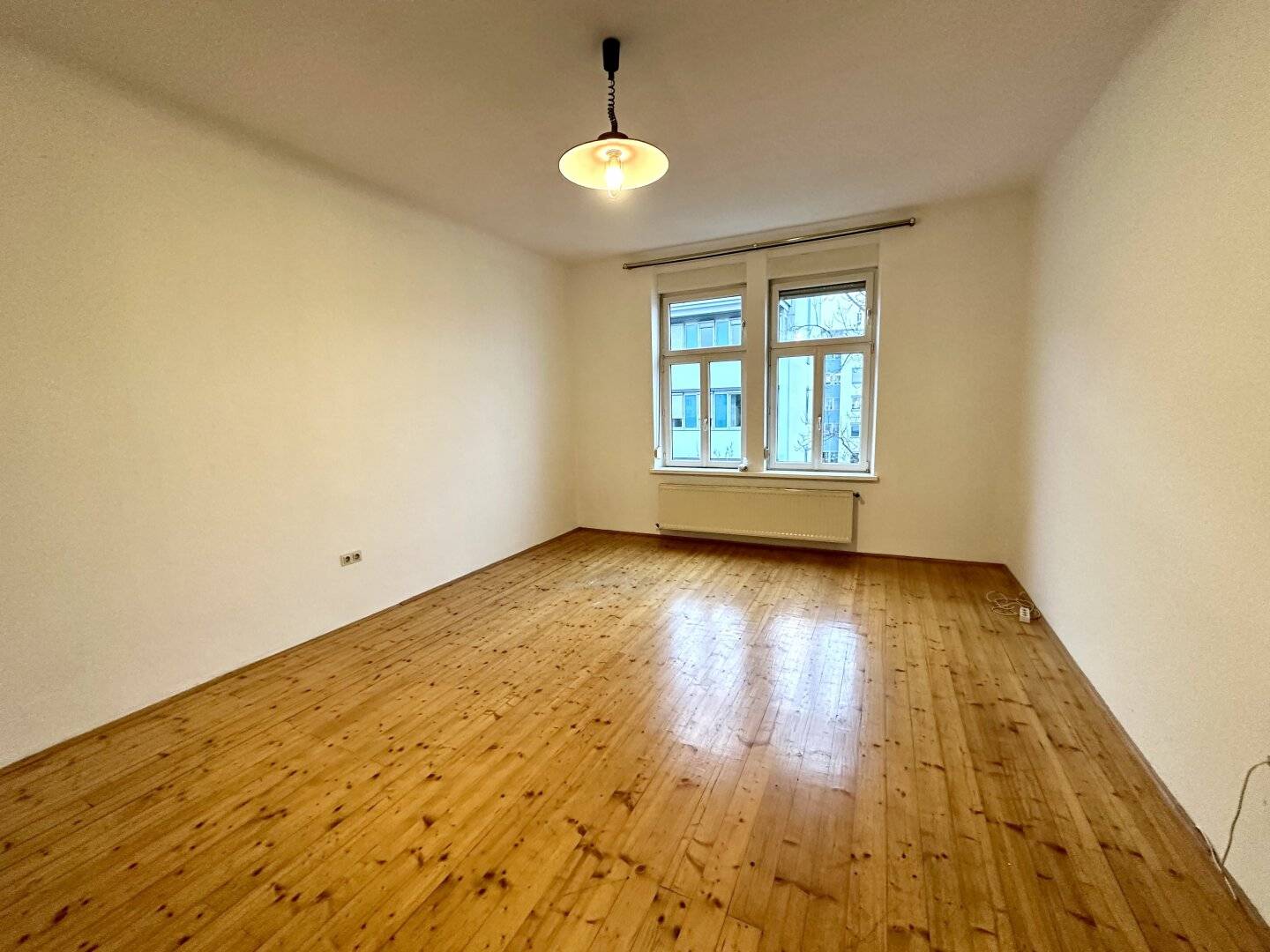 1. Monat mietfrei - Schöne 3 - Zimmer-Altbauwohnung mit Balkon nahe des Jakominiplatzes und des Augartens in Grazer Bezirk Jakomini - Provisionsfrei!