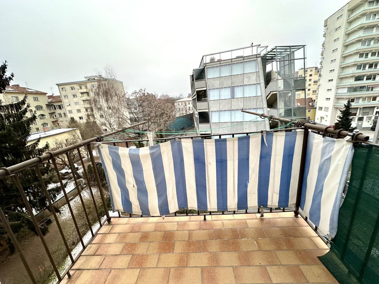 1. Monat mietfrei - Schöne 3 - Zimmer-Altbauwohnung mit Balkon nahe des Jakominiplatzes und des Augartens in Grazer Bezirk Jakomini - Provisionsfrei!