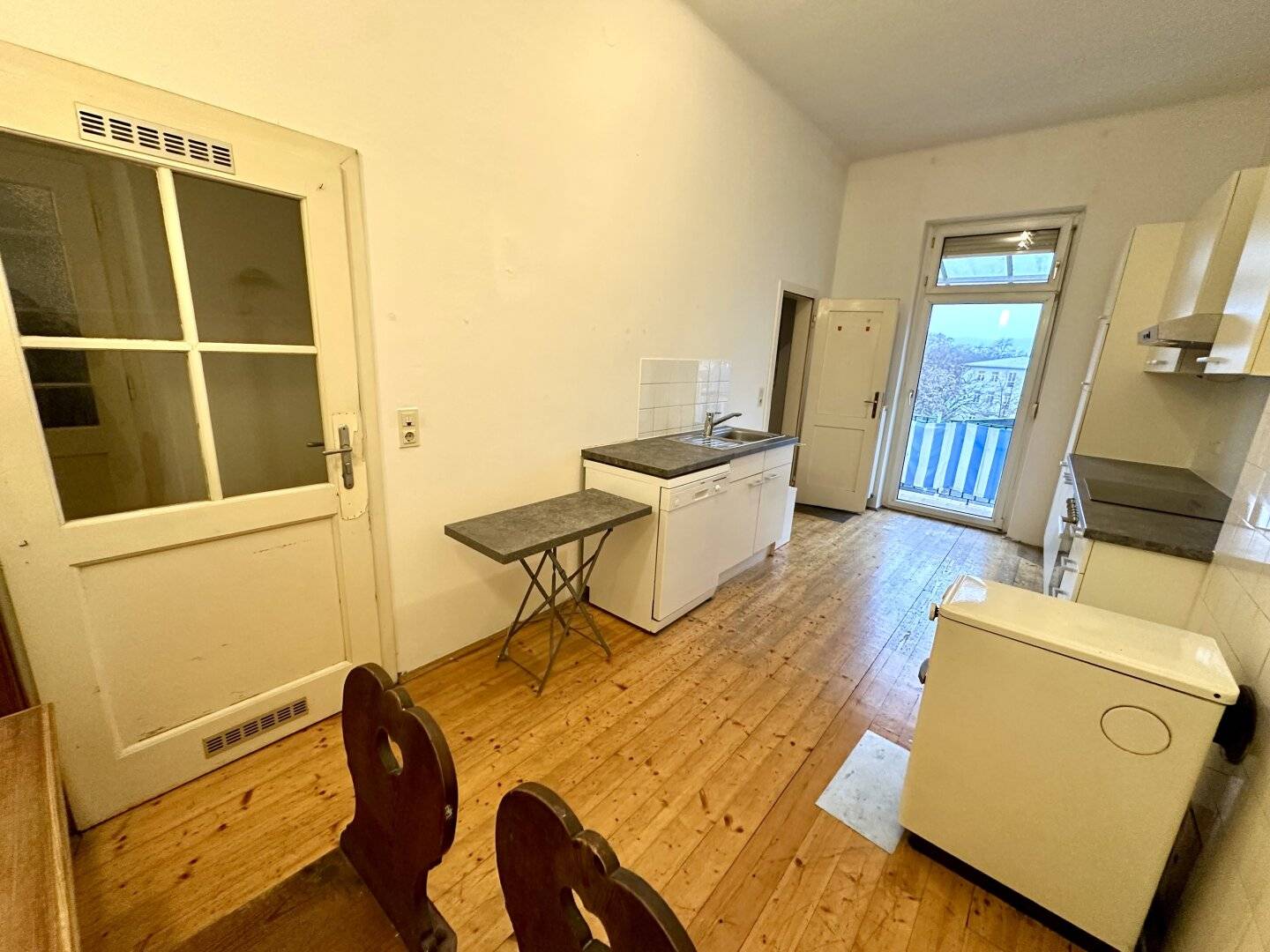 1. Monat mietfrei - Schöne 3 - Zimmer-Altbauwohnung mit Balkon nahe des Jakominiplatzes und des Augartens in Grazer Bezirk Jakomini - Provisionsfrei!