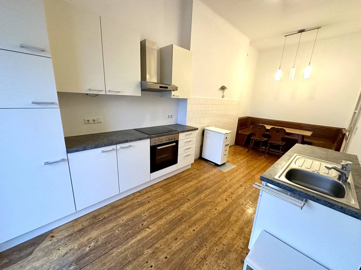1. Monat mietfrei - Schöne 3 - Zimmer-Altbauwohnung mit Balkon nahe des Jakominiplatzes und des Augartens in Grazer Bezirk Jakomini - Provisionsfrei!
