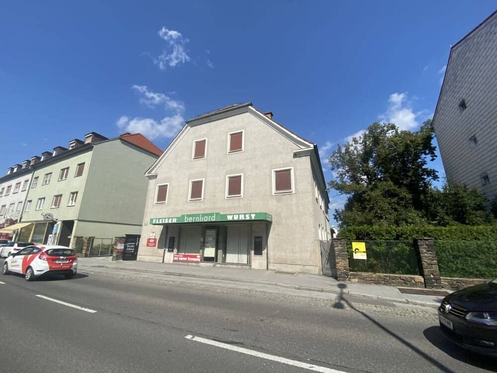 Ideal storage and operations facility with living space in the central busy Graz district Gösting