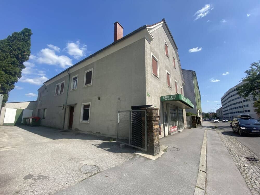 Ideal storage and operations facility with living space in the central busy Graz district Gösting