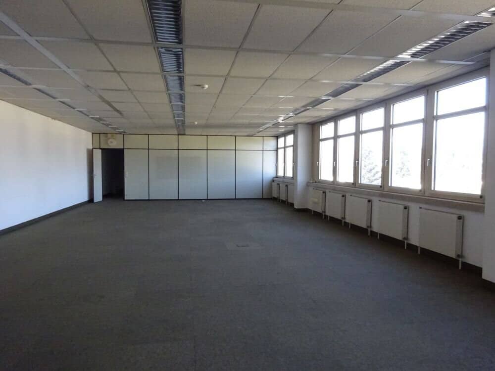Commission-free and bright office space in a central and busy location in Graz's Puntigam district Commission-free