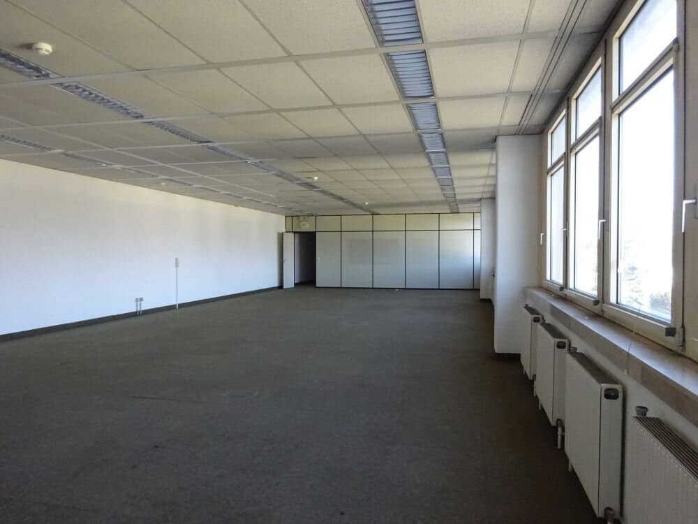 Spacious, bright office space in a central and busy location in the Puntigam district of Graz commission-free