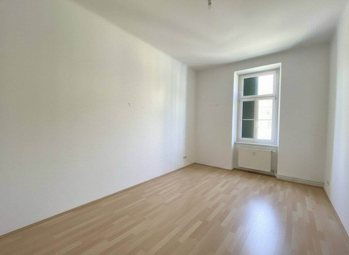 Ideally laid out 2 room apartment with a separate kitchen in a central downtown location near the Grazer Augarten ideal for investors