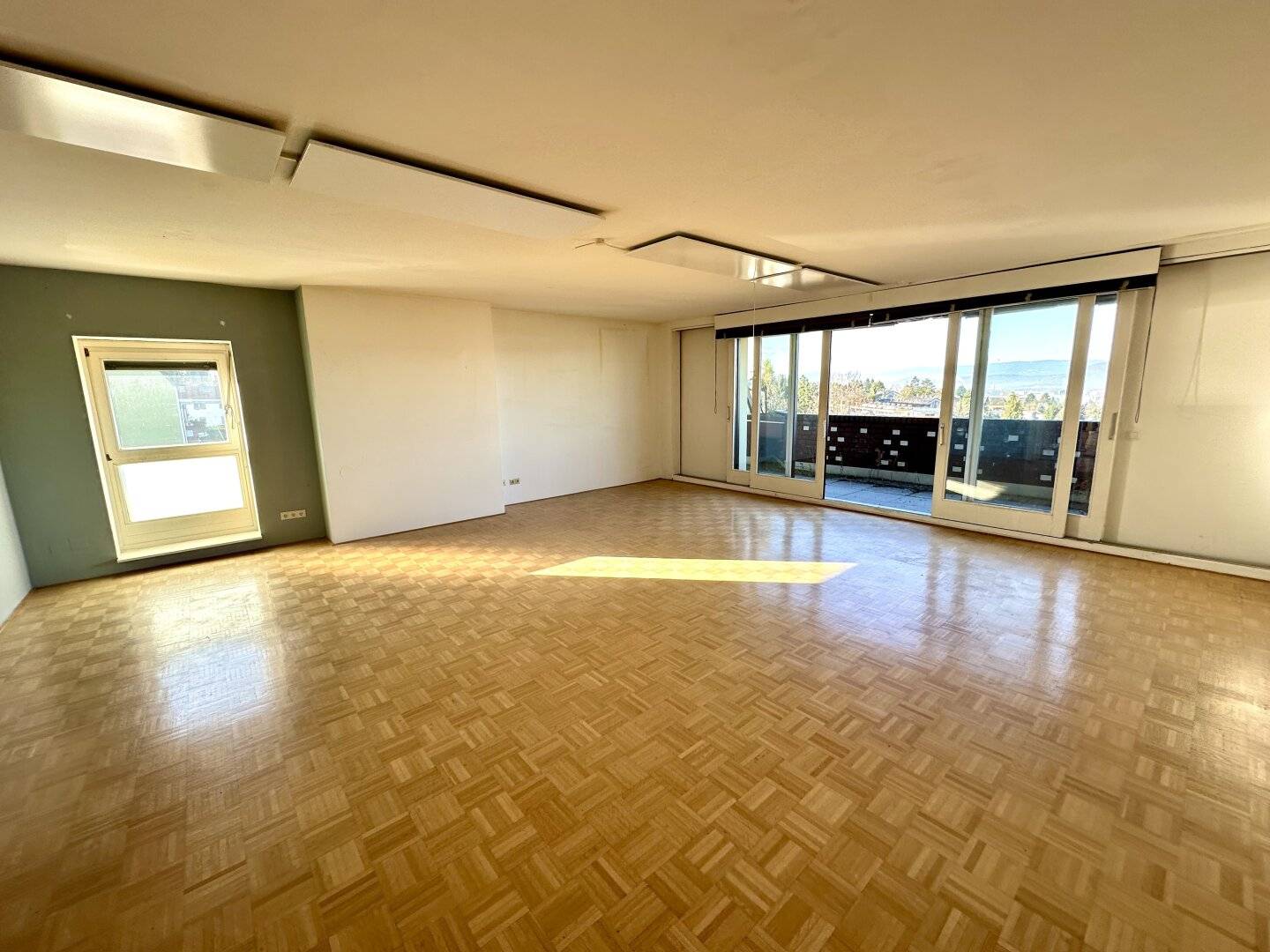 Beautiful maisonette apartment with 5 rooms and sunny balcony and breathtaking view in the Graz district Waltendorf