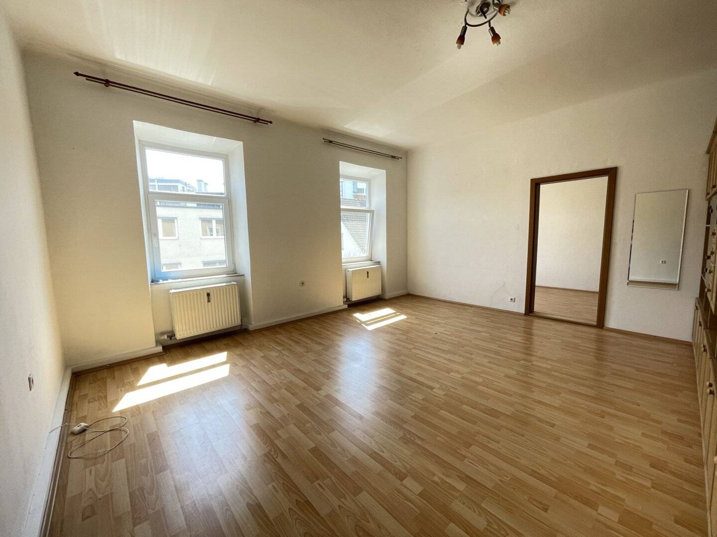 PROVISIONSFREI - Großzügige 2 Zimmer Wohnung mit extra Küche in unmittelbarer Nähe zur AVL