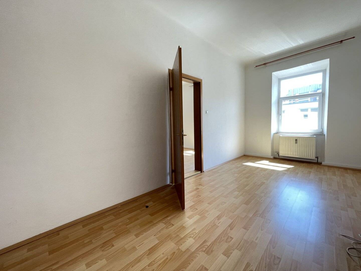 PROVISIONSFREI - Großzügige 2 Zimmer Wohnung mit extra Küche in unmittelbarer Nähe zur AVL