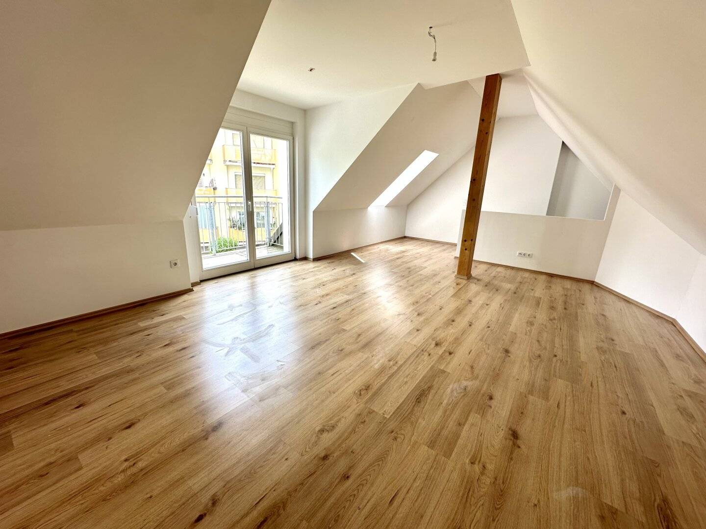 Beautiful two room maisonette apartment with terrace, balcony and garden in a quiet courtyard location Graz district Mariatrost