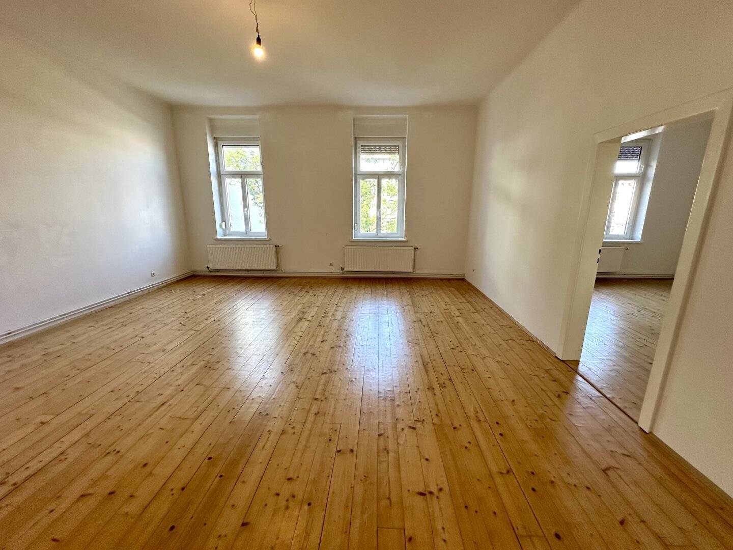 Ansprechende wunderschön sanierte 3-Zimmer-Altbauwohnung mit Balkon nahe des Jakominiplatzes und des Augartens in Grazer Bezirk Jakomini