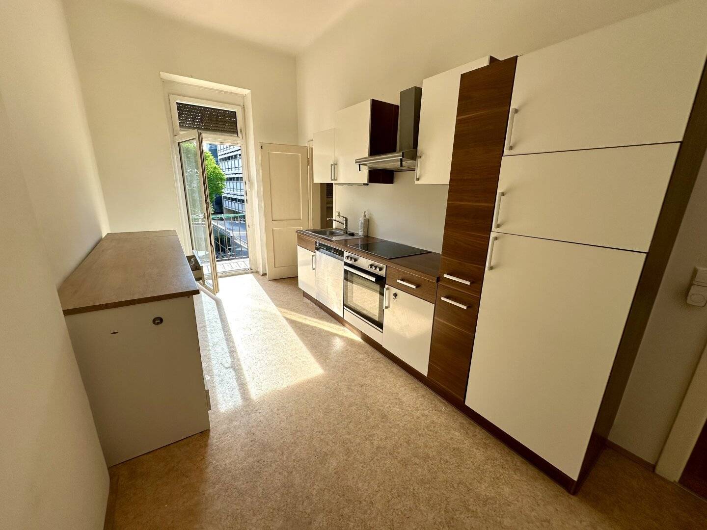 Ansprechende wunderschön sanierte 3-Zimmer-Altbauwohnung mit Balkon nahe des Jakominiplatzes und des Augartens in Grazer Bezirk Jakomini