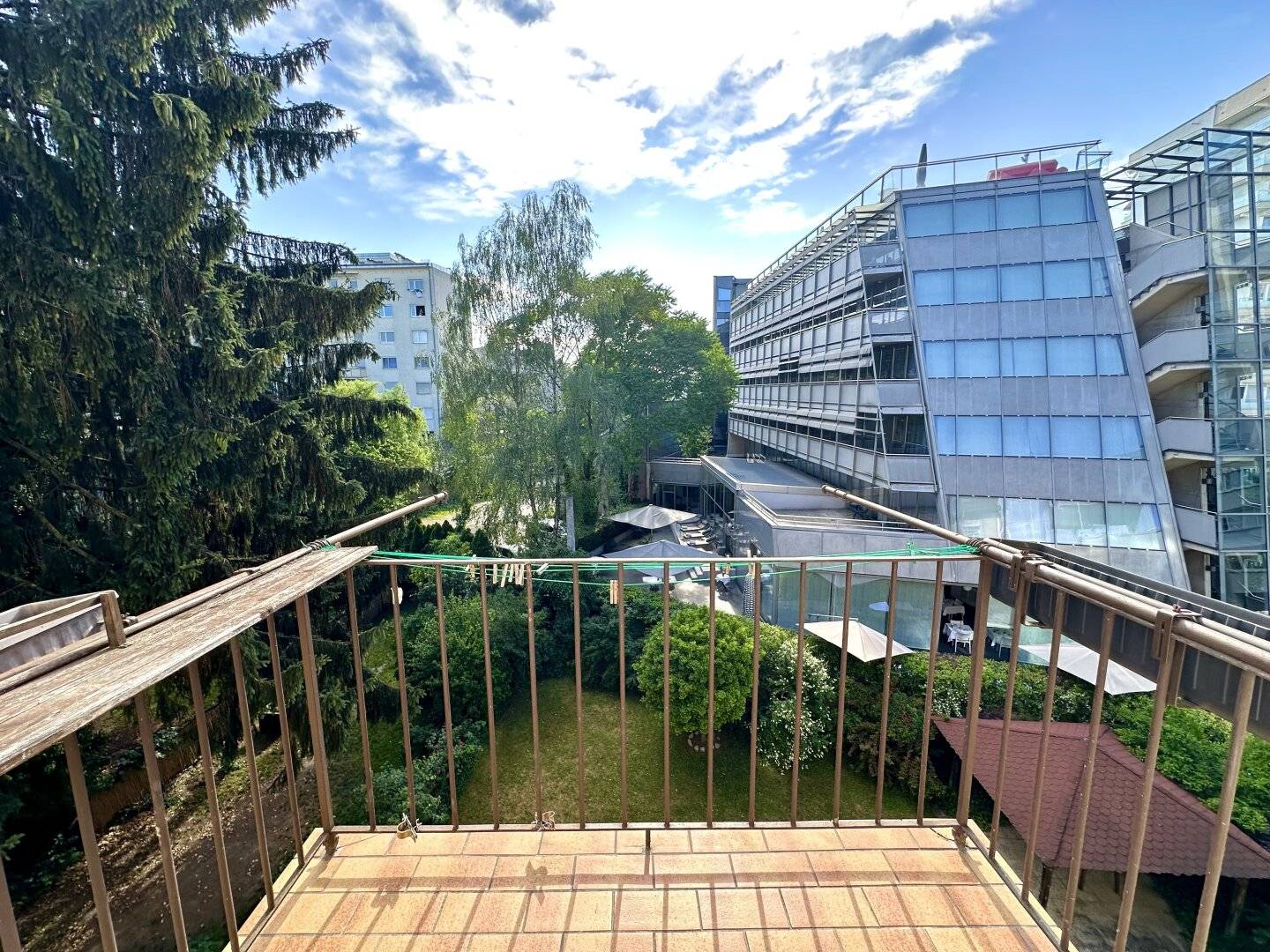 Ansprechende wunderschön sanierte 3-Zimmer-Altbauwohnung mit Balkon nahe des Jakominiplatzes und des Augartens in Grazer Bezirk Jakomini