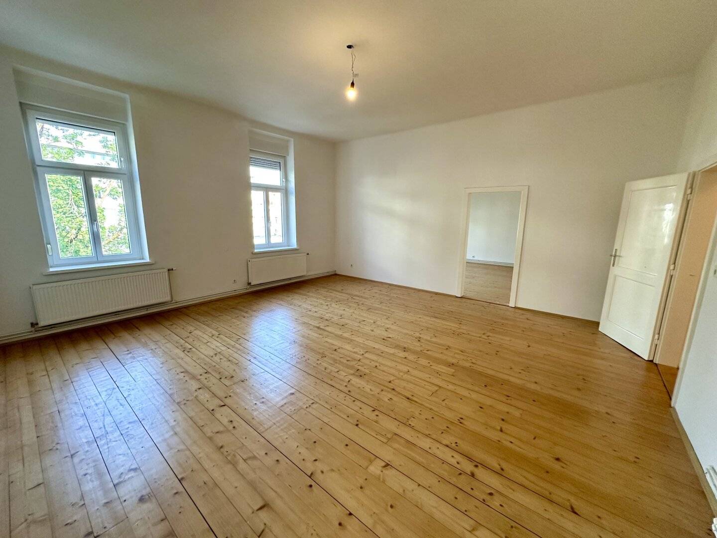 Ansprechende wunderschön sanierte 3-Zimmer-Altbauwohnung mit Balkon nahe des Jakominiplatzes und des Augartens in Grazer Bezirk Jakomini