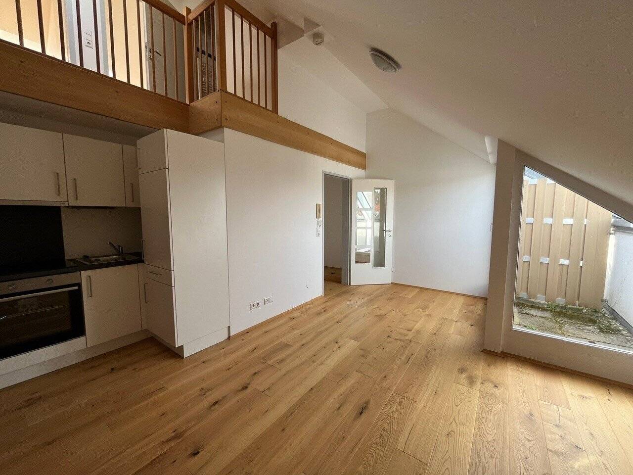 Beautiful, perfectly laid out 3 room old building apartment with small roof terrace in absolute best location directly opposite the Karl-Franzens-Universität WG suitable commission-free
