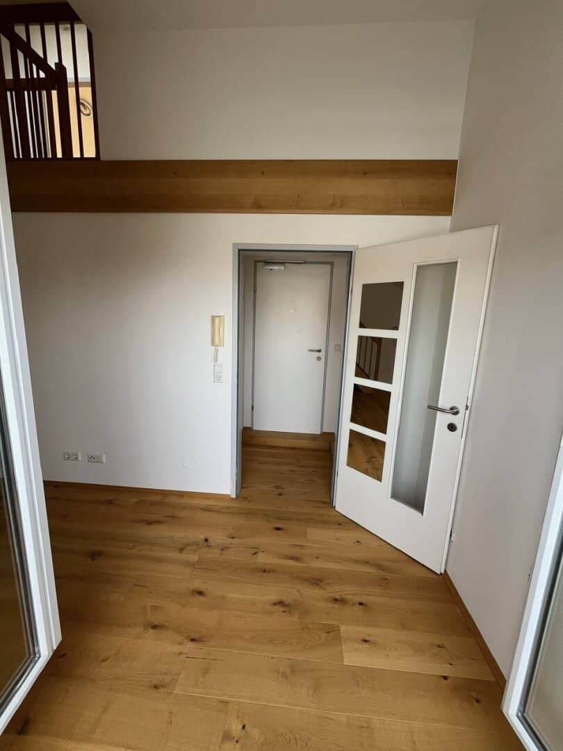 Beautiful, perfectly laid out 3 room old building apartment with small roof terrace in absolute best location directly opposite the Karl-Franzens-Universität WG suitable commission-free