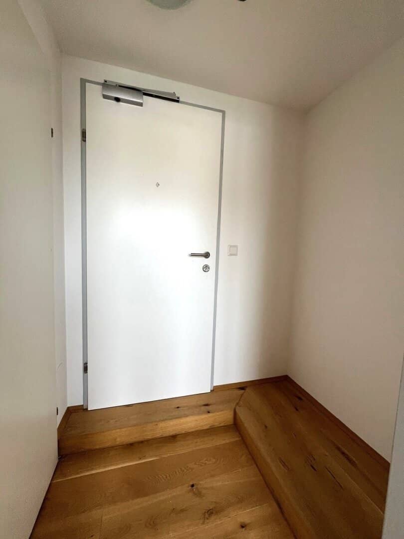 Beautiful, perfectly laid out 3 room old building apartment with small roof terrace in absolute best location directly opposite the Karl-Franzens-Universität WG suitable commission-free