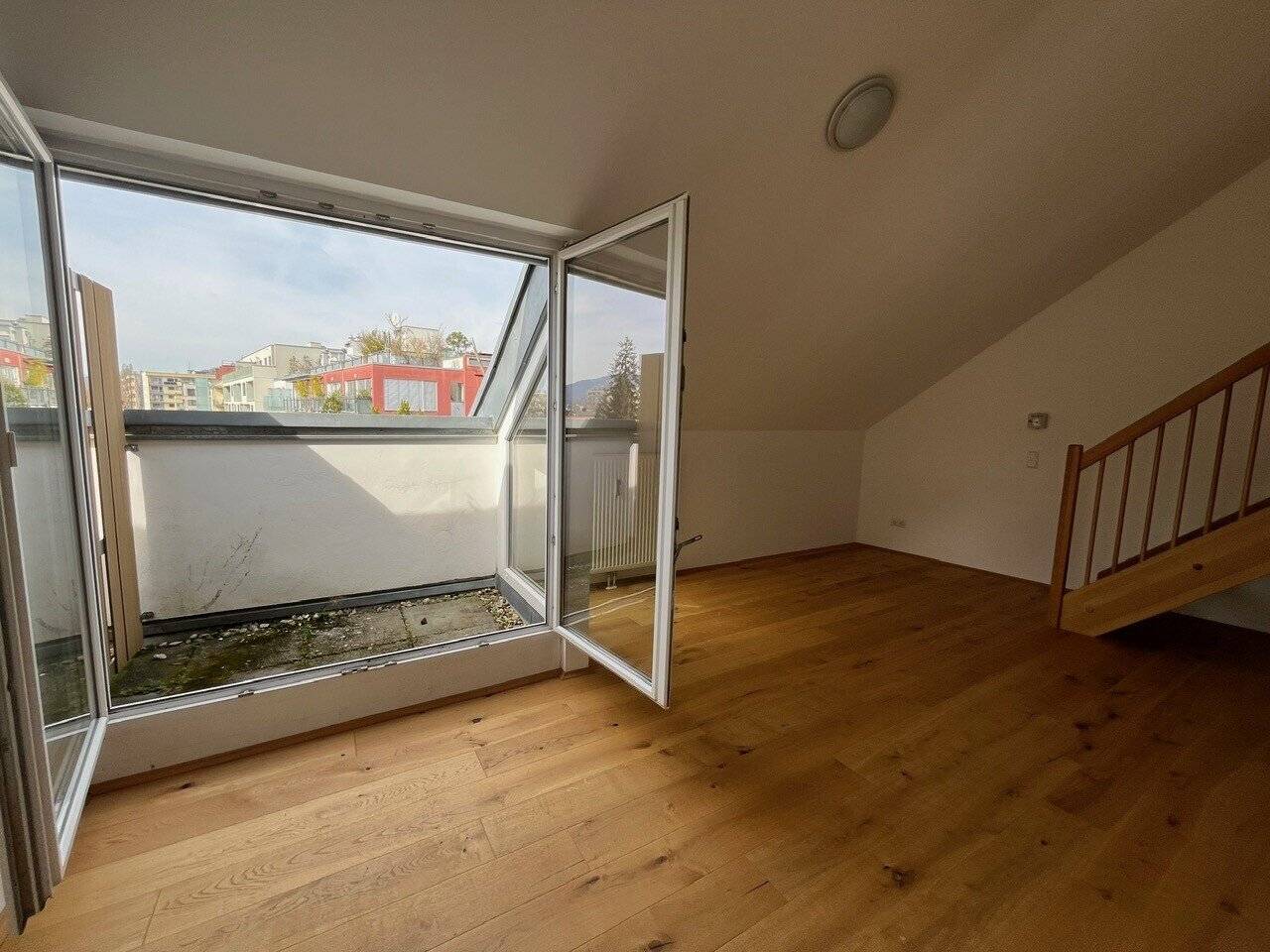 Beautiful, perfectly laid out 3 room old building apartment with small roof terrace in absolute best location directly opposite the Karl-Franzens-Universität WG suitable commission-free